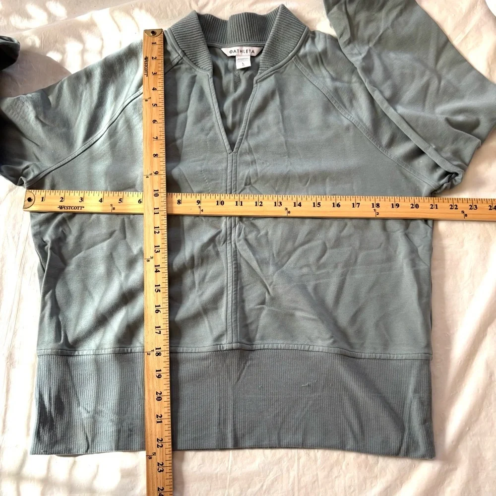 Athleta Eastbound V neck Pullover sweatshirt Sage Green SZ L Worn - Picture 5 of 8